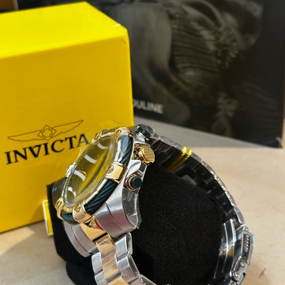 Invicta Classic Gold and Silver Watch with Green Dial - Picture 14 of 16